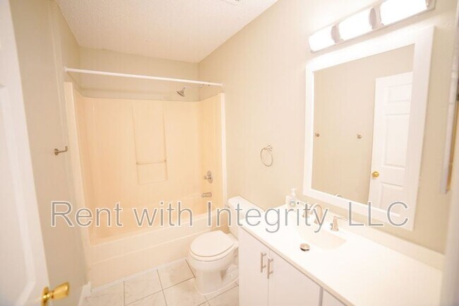 Building Photo - 1100 Greentree Ct