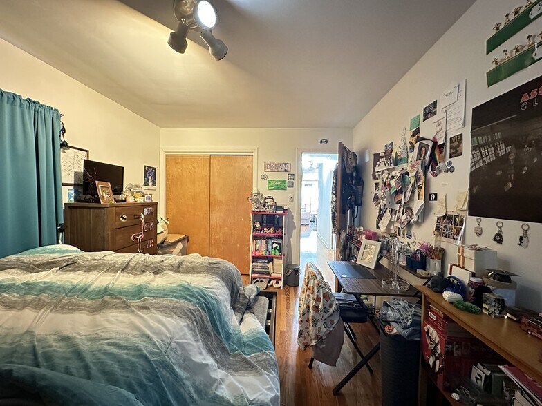 Building Photo - 2707 W Berwyn Ave