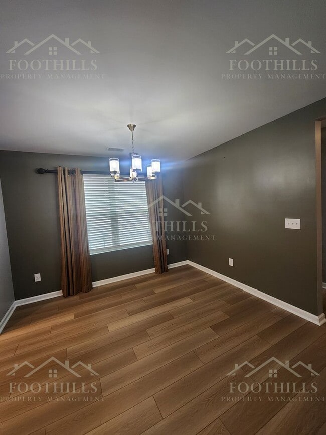 Building Photo - 18 Chalet Ct