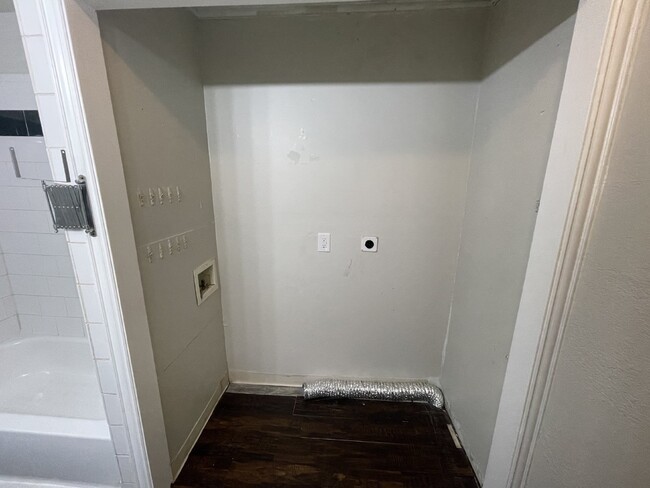 Building Photo - 2 Bed, 1 Bath Home