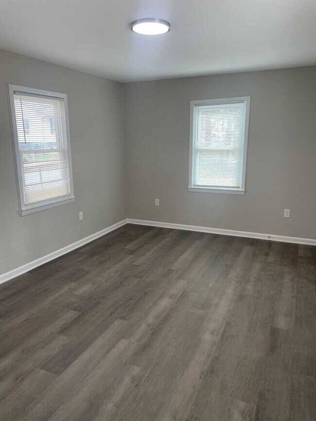 Building Photo - 1542 24th St NE