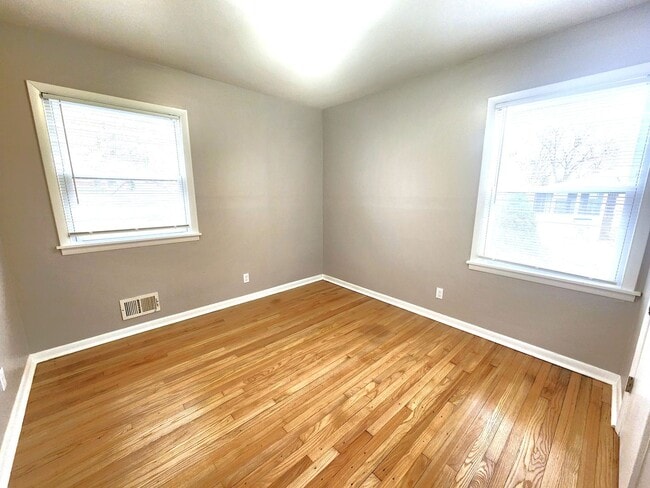 Building Photo - Spacious 4-bedroom, 2-bathroom single-family home