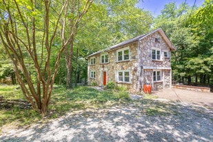 Building Photo - 511 Taylor Rd