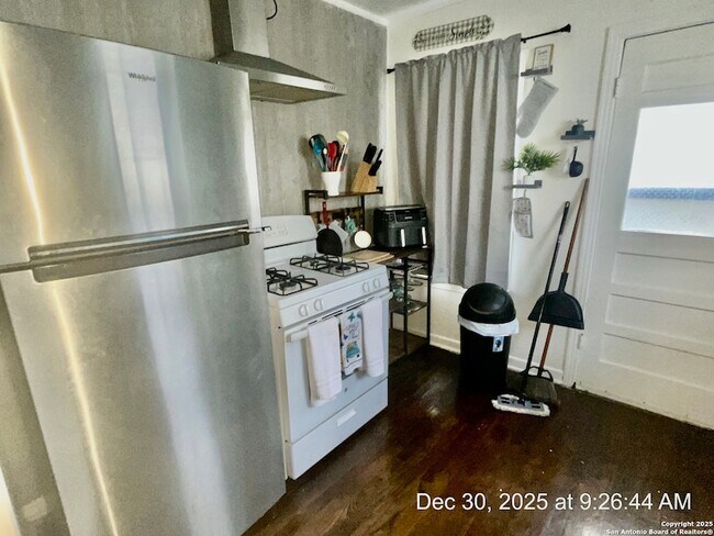 Building Photo - 1010 Gardina St