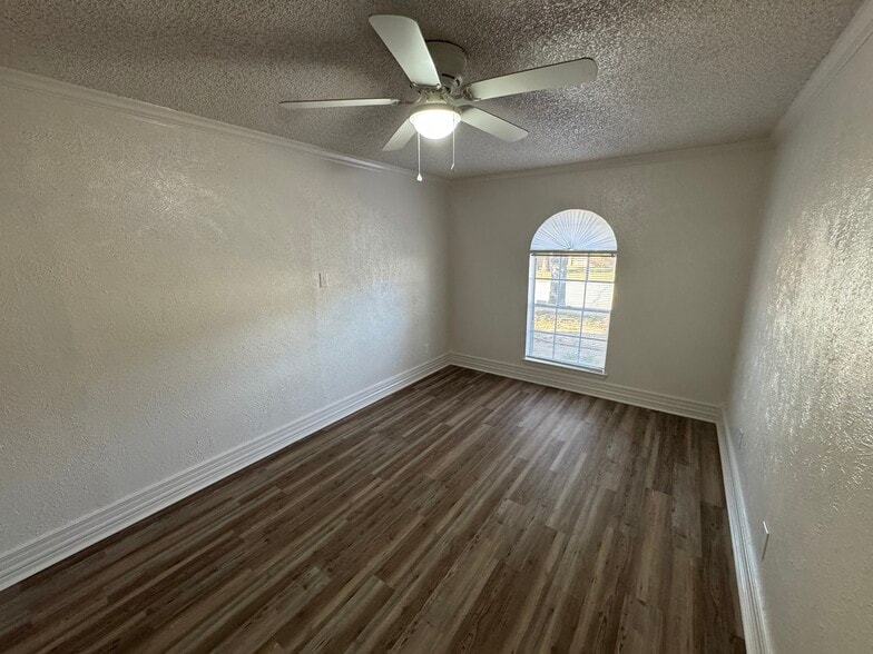 Bonus Room - 4th bedroom, office, den - 2012 Hurstview Dr