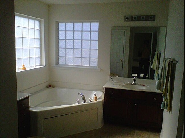 Building Photo - 4 BEDROOMS PLUS BONUS, BEAUTIFUL BACK PATI...