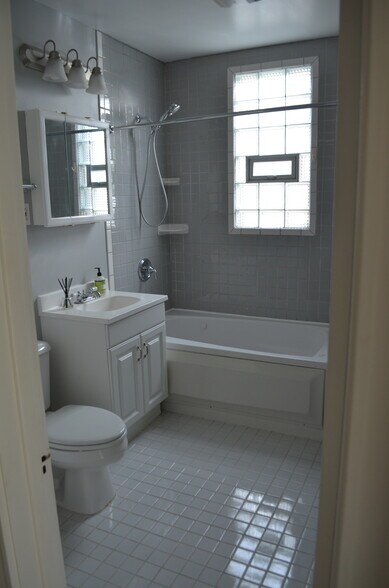 Bathroom - 3643 N Hoyne Ave