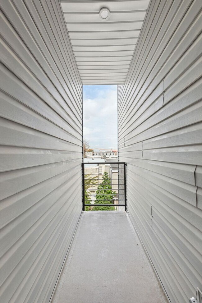 Building Photo - 2425 W Thompson St