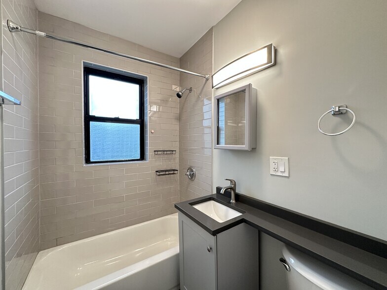 Building Photo - 4349 N Damen Ave