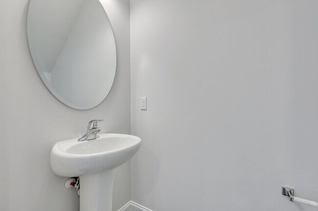 Building Photo - $500 off 1st month's rent with a move-in date in the month January 2026!!! Modern Executive End-U...