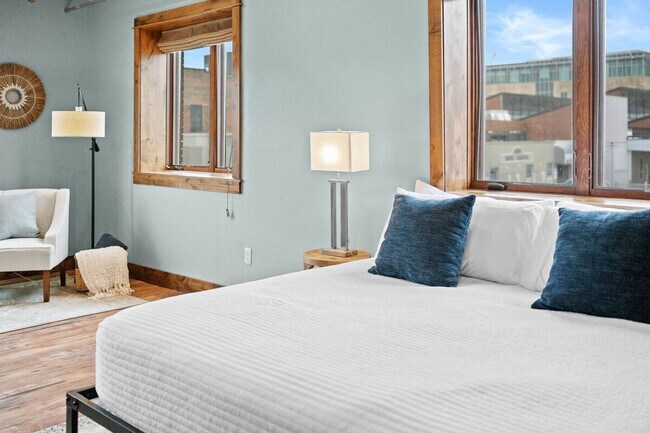 Building Photo - 301 E Walnut St