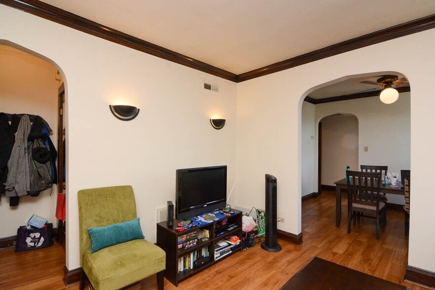 Building Photo - 3615 N Paulina St