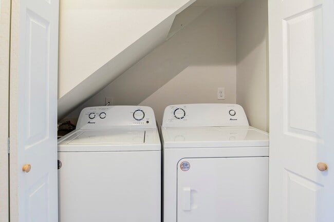 Building Photo - Conveniently Located Furnished Townhome in...
