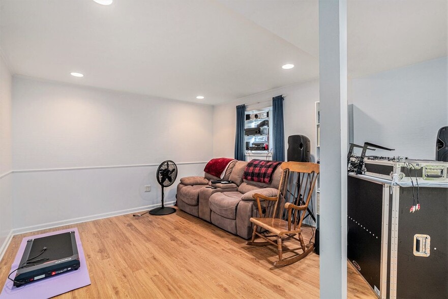 Building Photo - 3813 Paces Ferry W