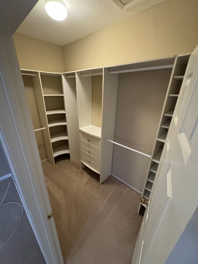 Building Photo - 3 BED, 2 bath, Single Story