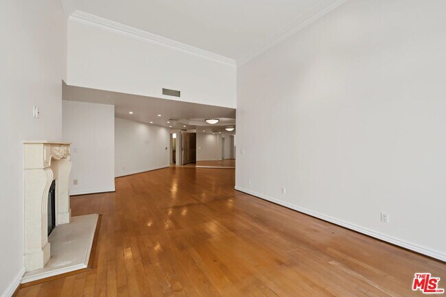 Building Photo - 430 N Oakhurst Dr
