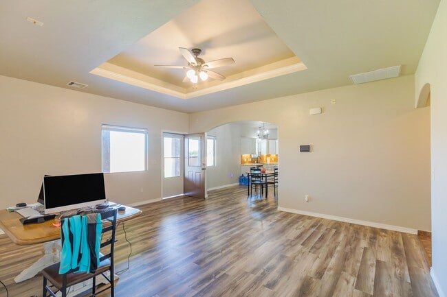 Building Photo - Beautiful 3 Bed 2 Bath Home