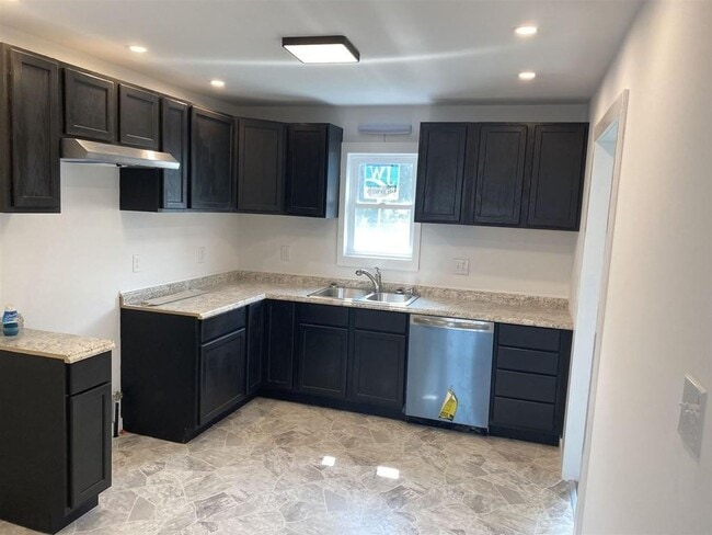 Building Photo - 3 Bedroom 2 bath