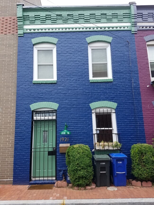 Primary Photo - 1921 9 1/2 St NW