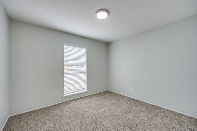 Building Photo - Spacious 4BD Home with Stunning Landscape ...