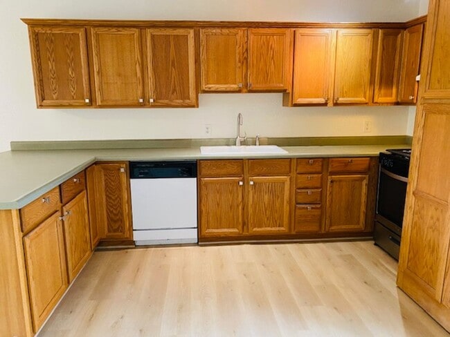 Building Photo - $1,650 Palm & Shaw, 2 Bedroom Condo - N Wi...