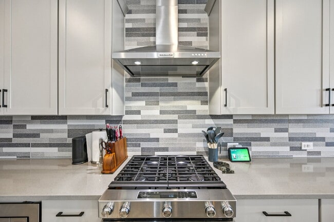 Building Photo - "Experience Spacious Comfort: 4-Bed, 3.5-Bath Retreat on Gladshine Drive!"