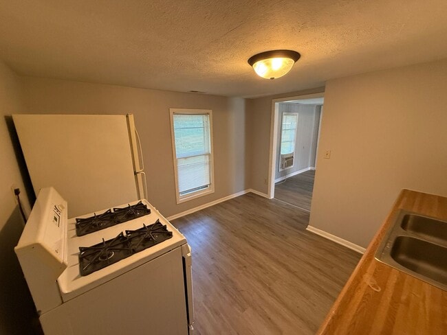 Building Photo - Updated 1-Bedroom with Private Fenced Yard...