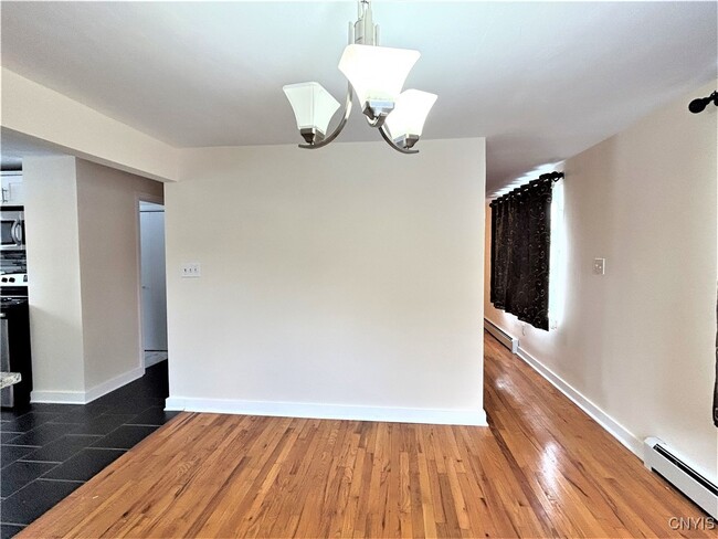Building Photo - 5 Beechwood Rd