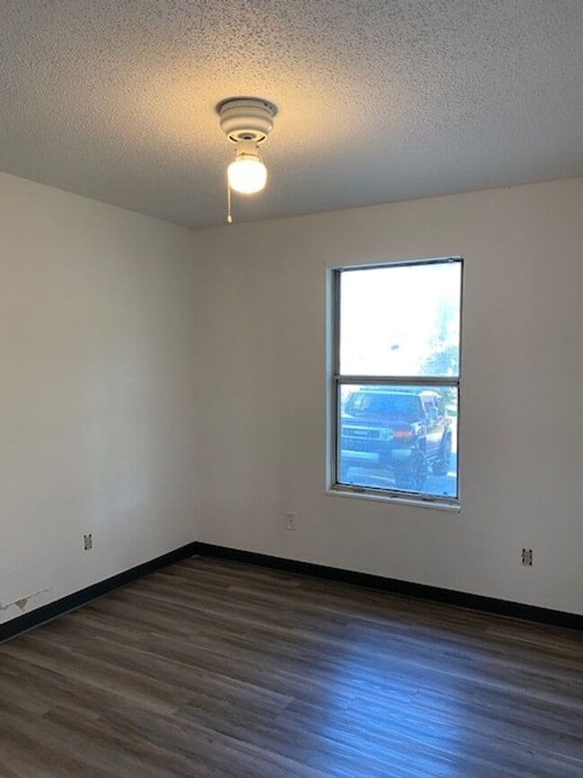 Building Photo - Great Duplex in North Springfield