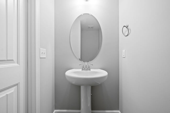 Building Photo - 2 Bedroom Condo For Rent Near Madison Street!