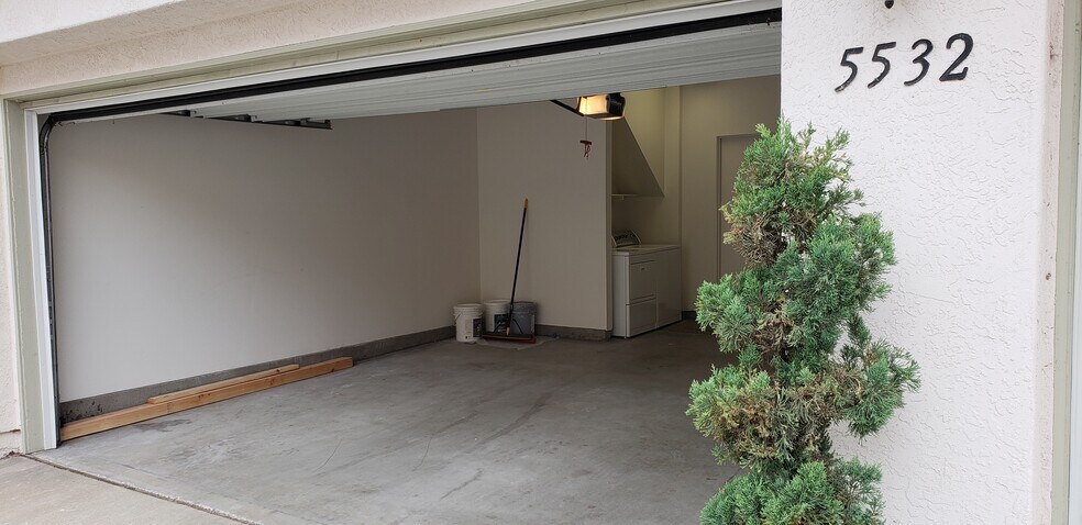 Garage - 5532 Renaissance Ave