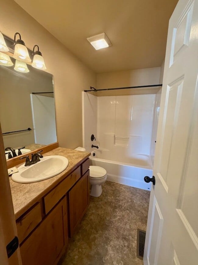 Building Photo - 3 Bedrooms 2 1/2 Bathroom Townhouse