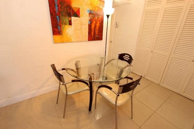 Building Photo - 1725 James Ave