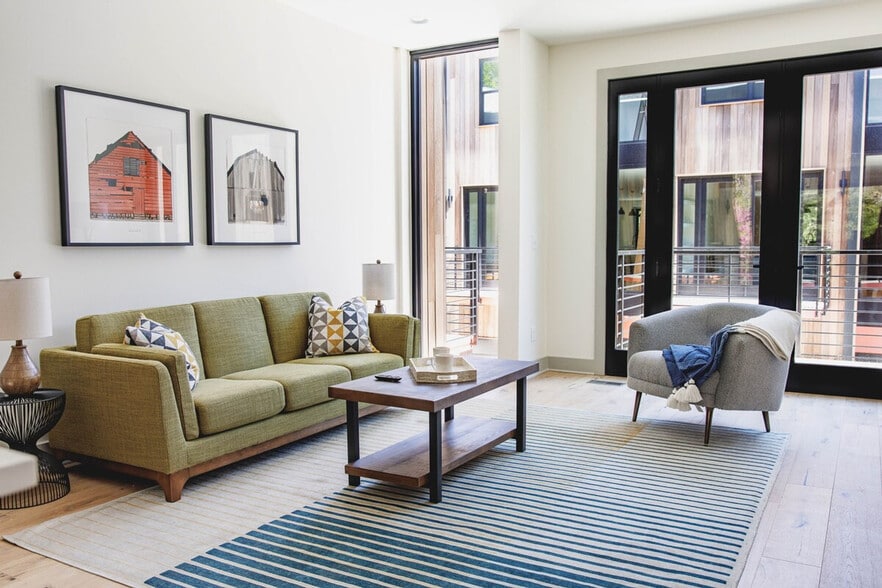 Building Photo - 305 NE B St