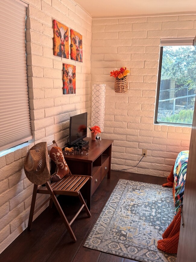 Building Photo - 499 Karen Dr