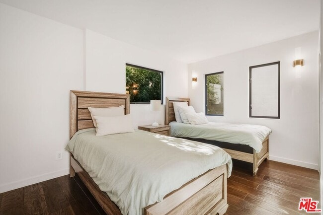 Building Photo - 3601 Dixie Canyon Pl