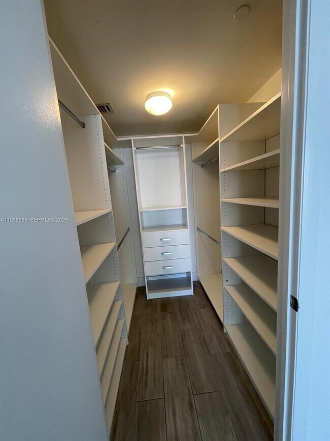 Building Photo - 475 Brickell Ave