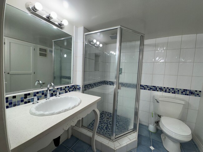 Building Photo - Stunning 2 Bedroom and 2 Bathroom Back Hou...