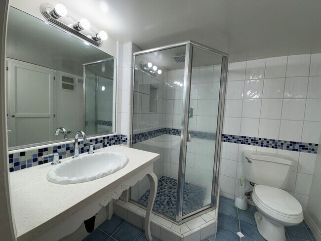Building Photo - Stunning 2 Bedroom and 2 Bathroom Back House Available Now!