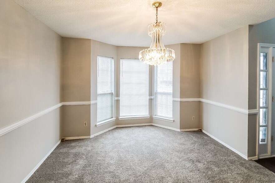 Building Photo - 1015 Redan Trce