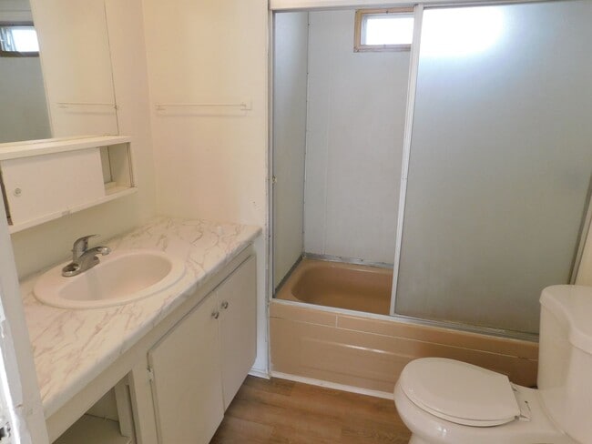 Building Photo - Cute Trailer with Spacious Backyard