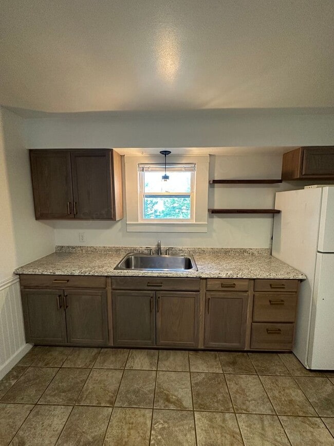 Building Photo - 2 bed, 1 Bath house in Bolivar, Mo! Call Q...