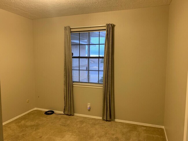 Building Photo - 812 Oro Real NE