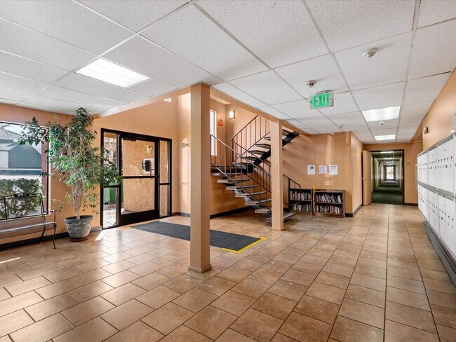 Building Photo - 2955 Lakeside Dr