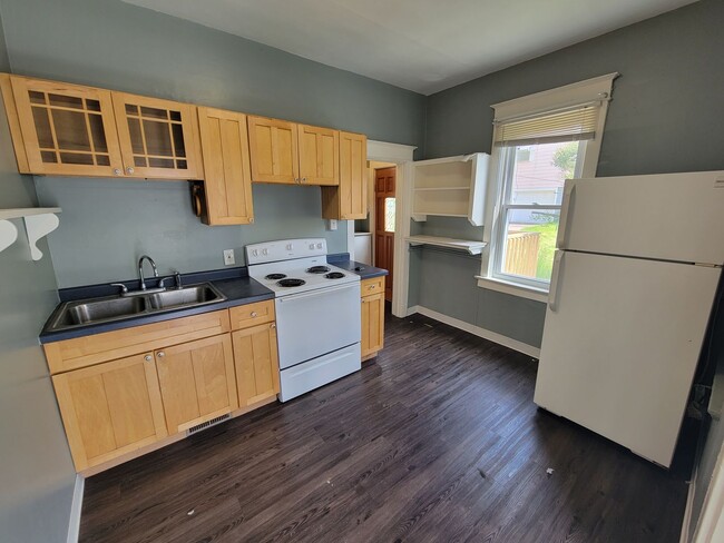 Building Photo - AVAILABLE AUGUST - 2 BED 1 BATH