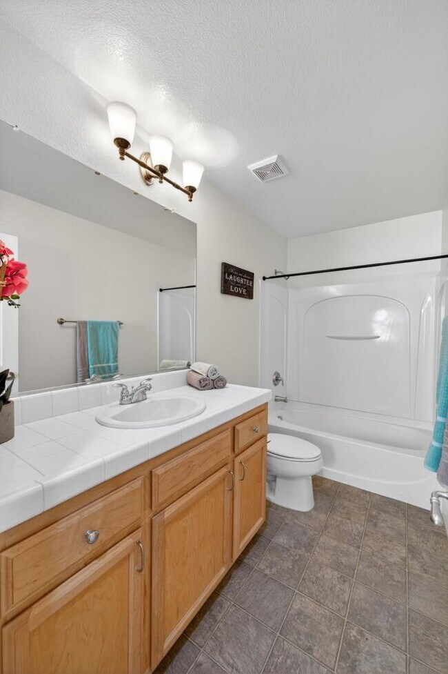 Building Photo - Charming 3-Bed Home in Sacramento with 2.5 Baths