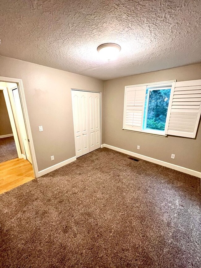 Building Photo - Great South Salem Location, Single-Level Home!