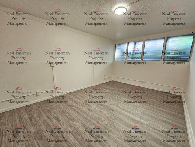 Building Photo - 4 BED, 1 BATH APARTMENT, TANDEM PARKING Electric Water included.