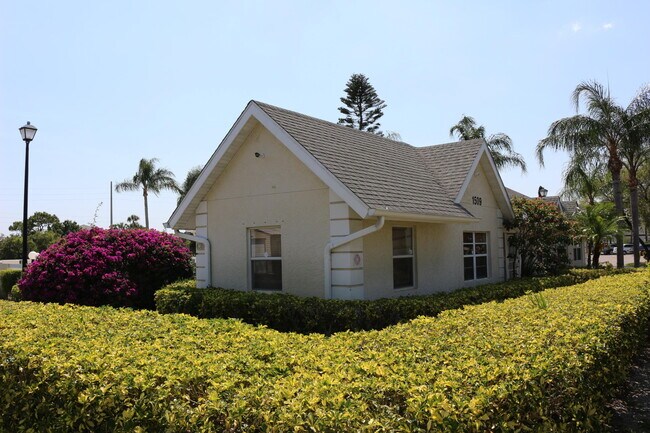 Building Photo - 1526 SE Royal Green Cir