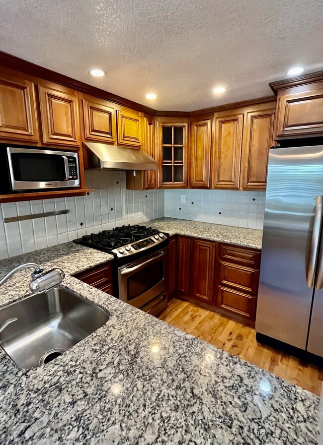 Building Photo - 185 Easy St